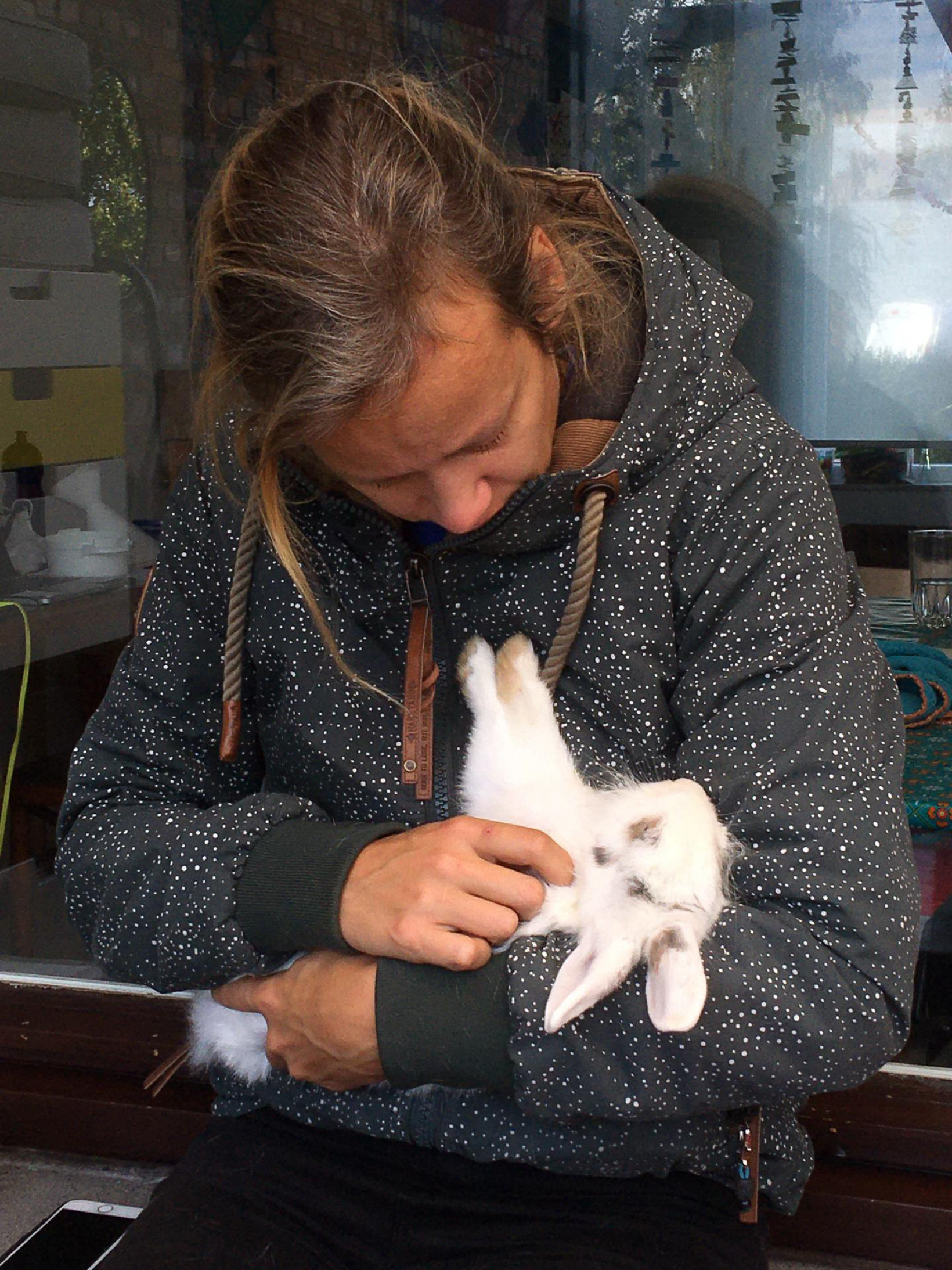 Marilekke neemt afscheid van haar konijn Nibus